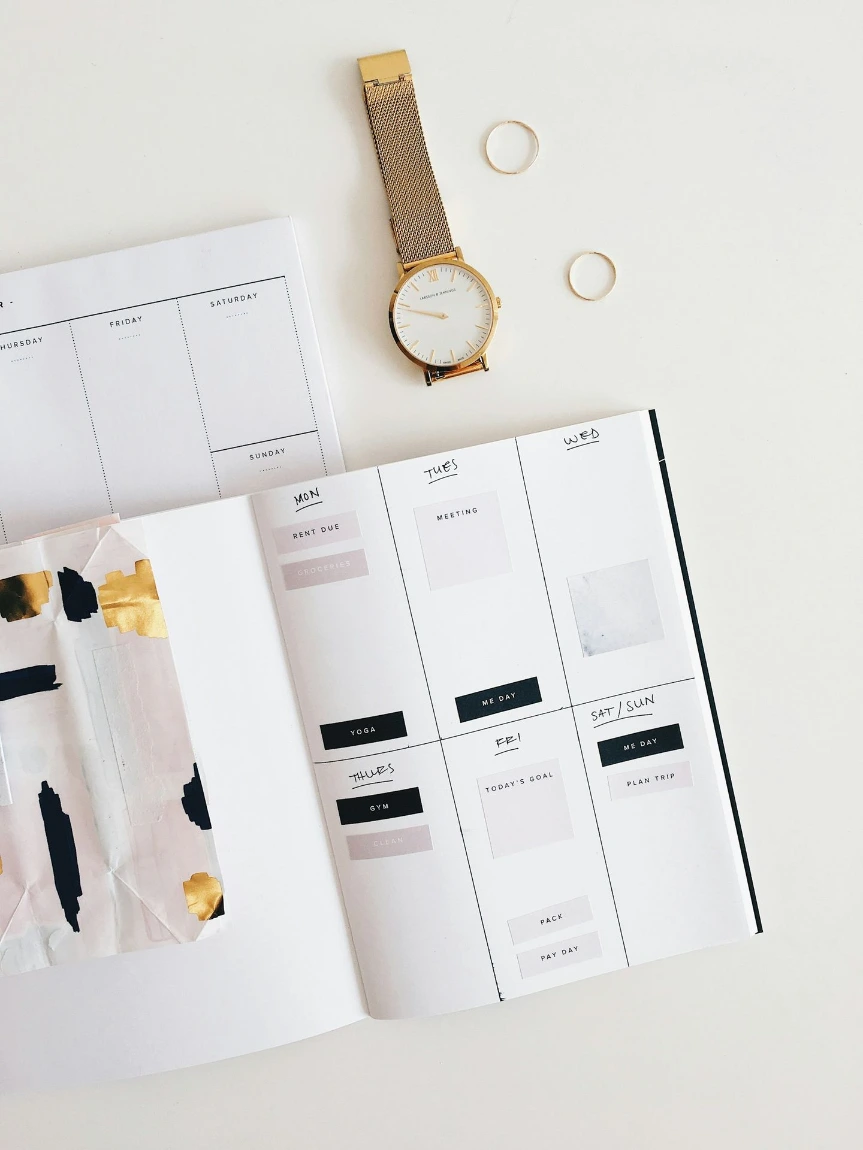 Papeterie et accessoires de mariage disposés avec élégance sur une table — Christiane Boutique — crédit photo @meddyedouard