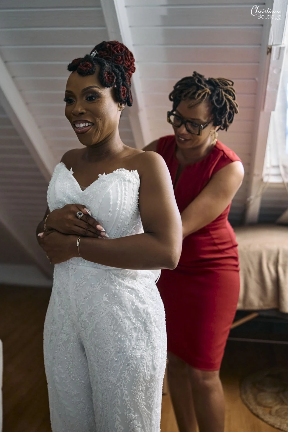 Future mariée accompagnée lors de l’ajustement de sa robe de mariée — Christiane Boutique — crédit photo @meddyedouard