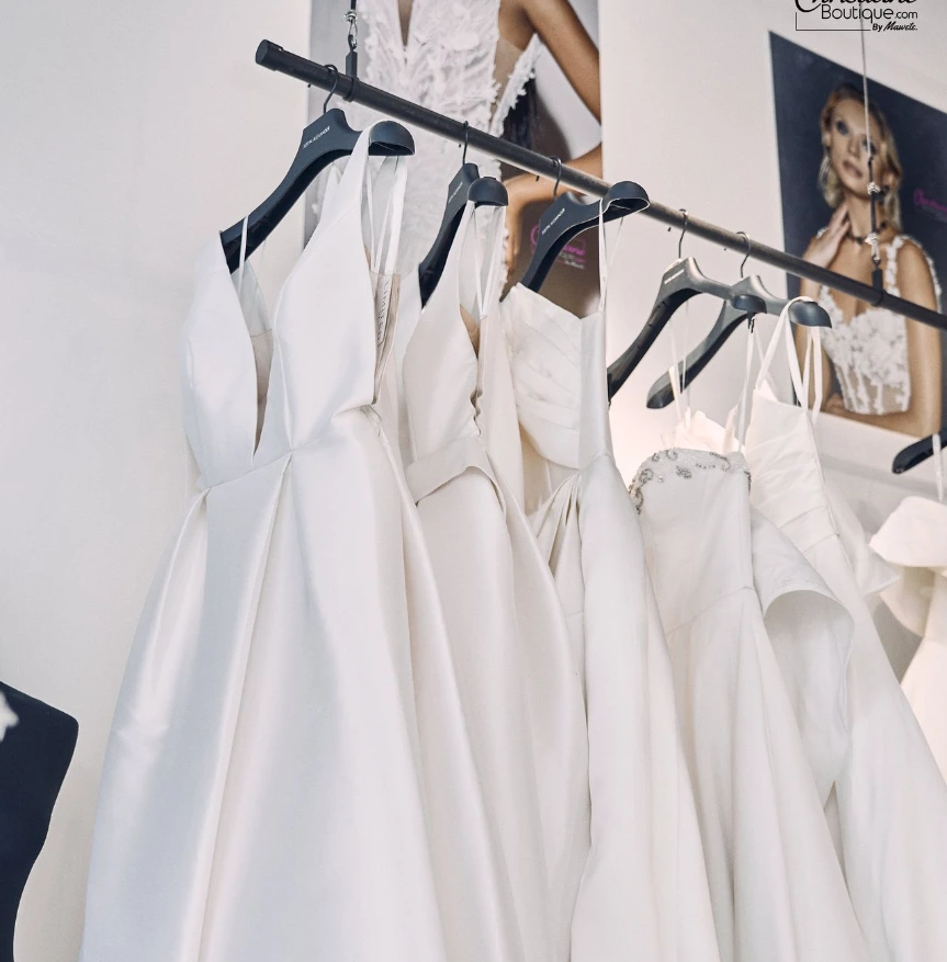 Robes de mariée blanches suspendues sur un portant — Christiane Boutique — crédit photo @meddyedouard