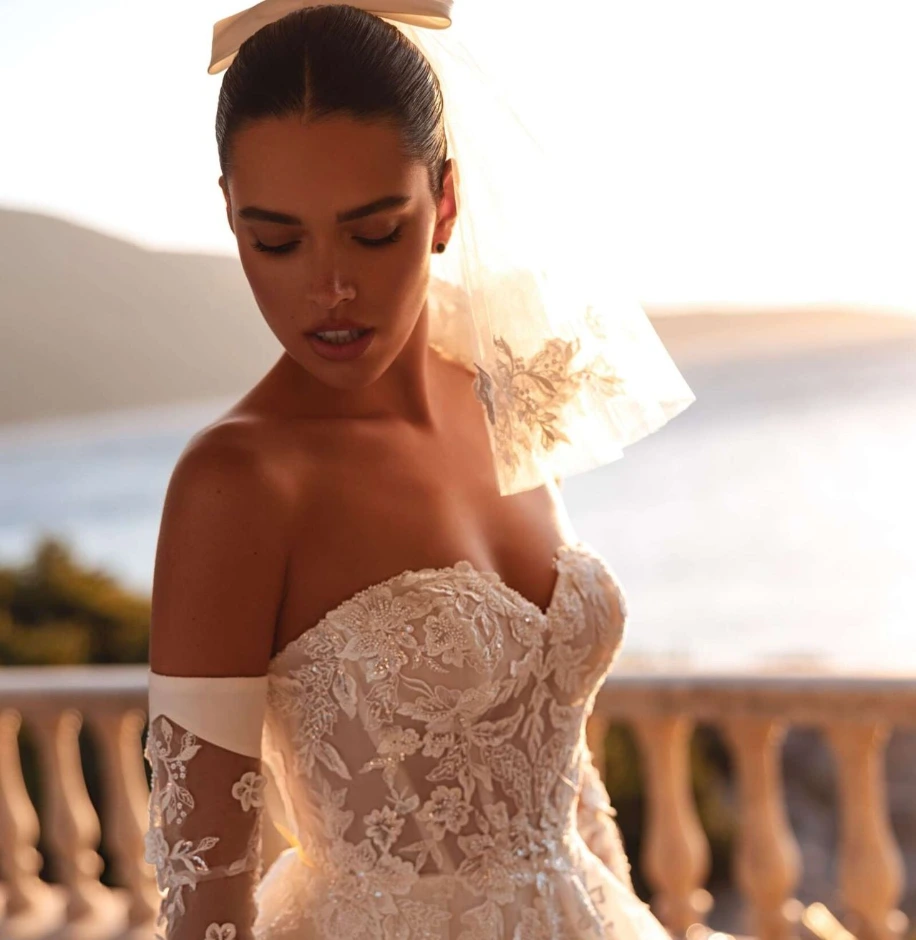 Future mariée portant une robe de mariée en dentelle dans une ambiance lumineuse — Christiane Boutique — crédit photo @meddyedouard