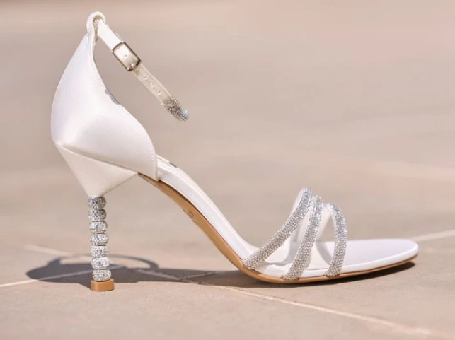 Sandales Yoko ivoire à cristaux et talon de 9 cm