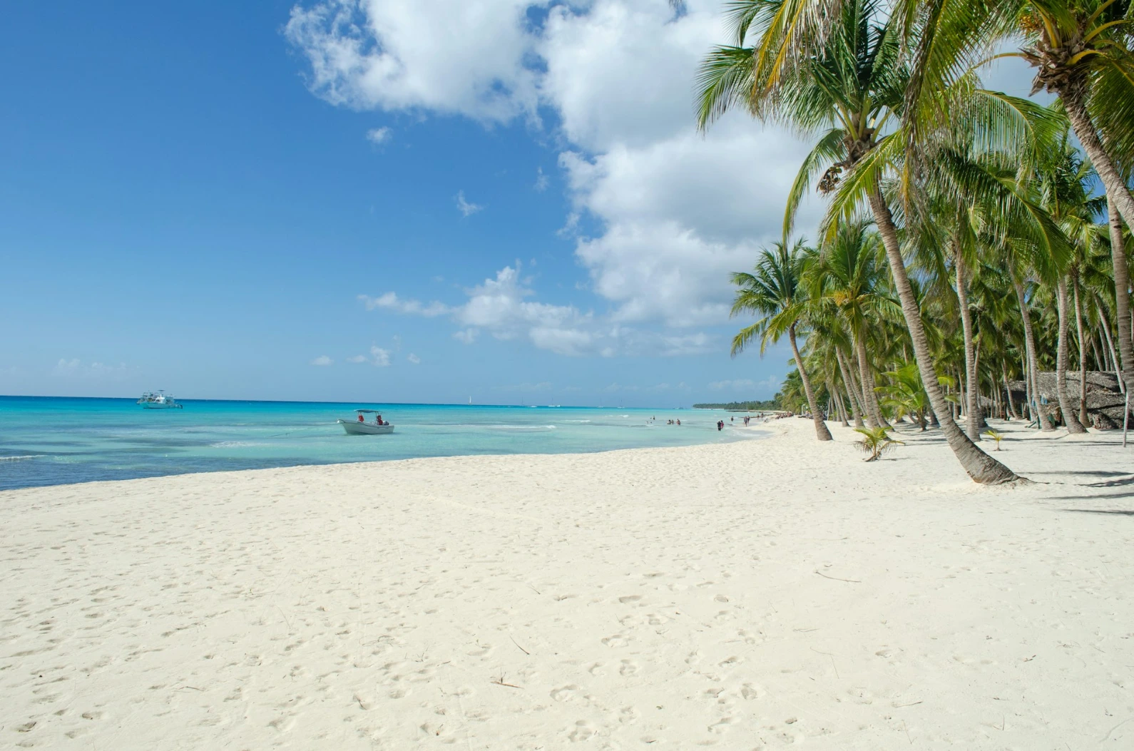 Je suis invitée à un mariage sur la plage : quelle robe et quelles chaussures choisir ?