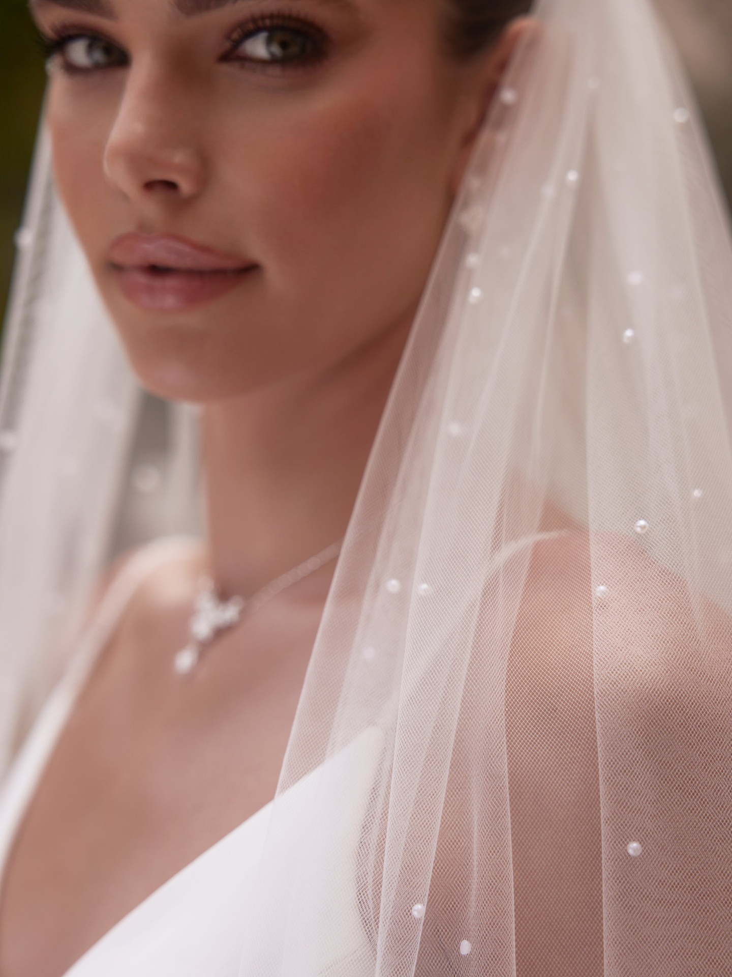 Essayage de robe de mariée en boutique