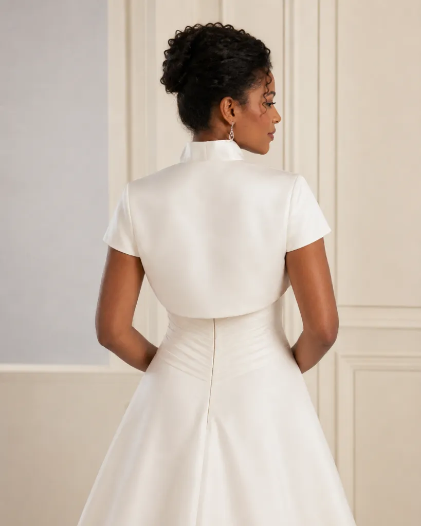 Boléro de mariée en satin ivoire christianeboutique.com mariage guadeloupe (1).webp