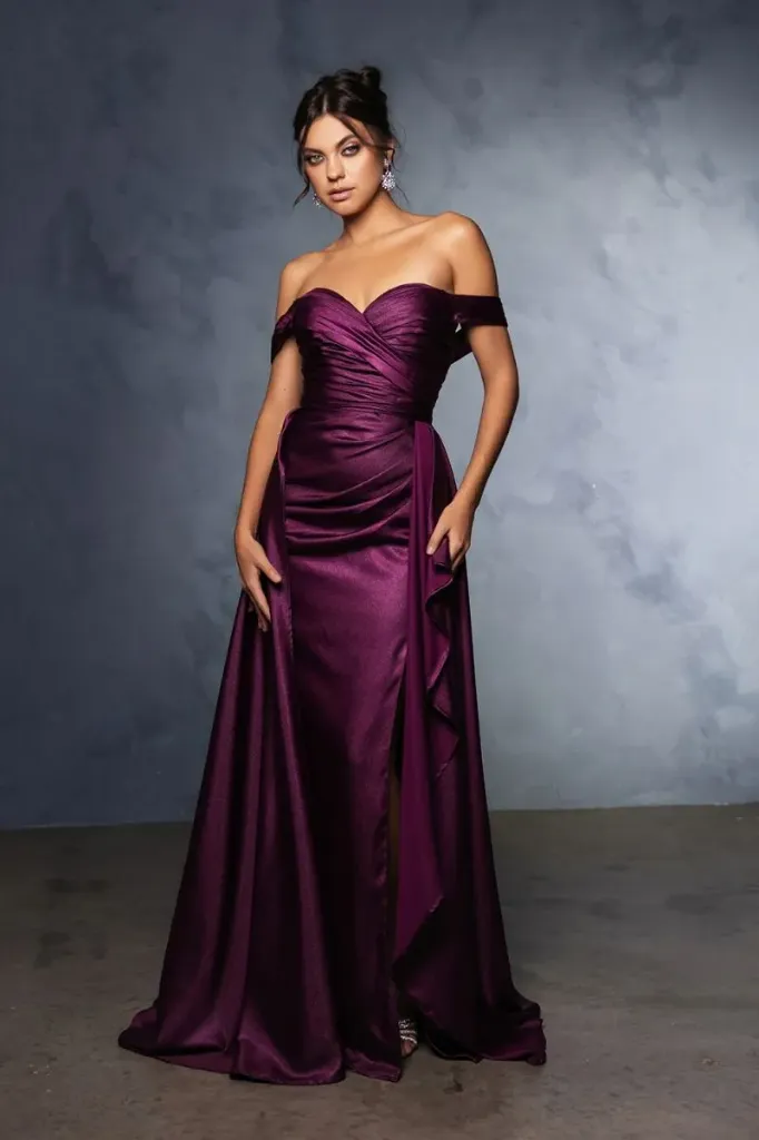 Robe longue satinée drapée à épaules dénudées