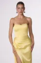 Robe longue satinée à décolleté bustier