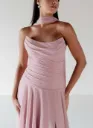 Robe longue en mousseline à corsage drapé et taille asymétrique – 22328