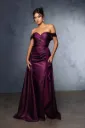 Robe longue satinée drapée à épaules dénudées