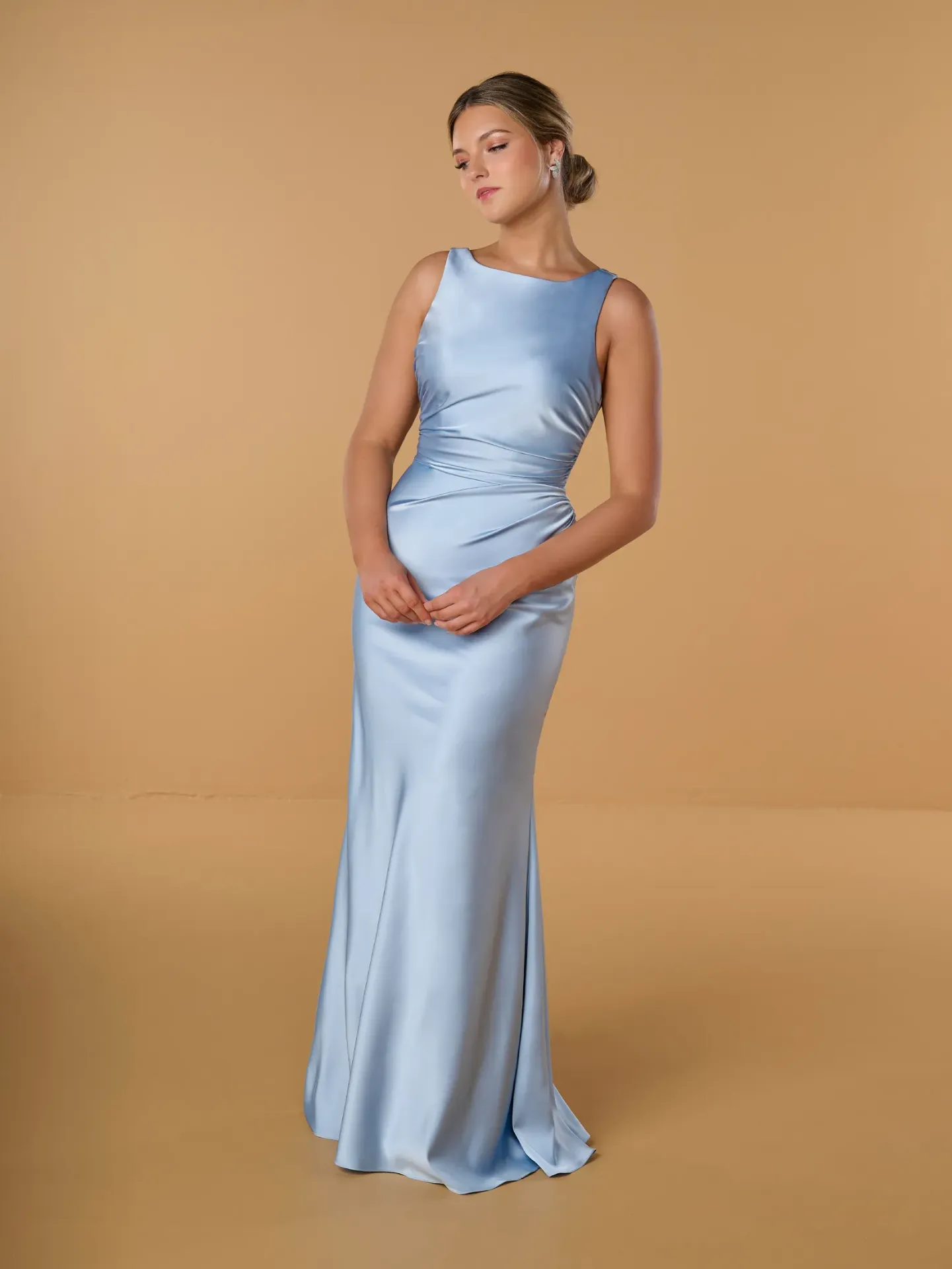 Robe longue en charmeuse mate à encolure bateau et dos asymétrique