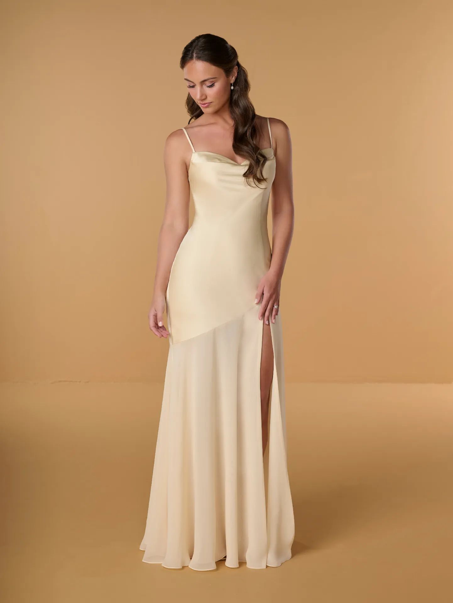 Robe longue avec décolleté drapé