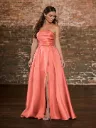 Robe longue en satin à bustier drapé et jupe fendue