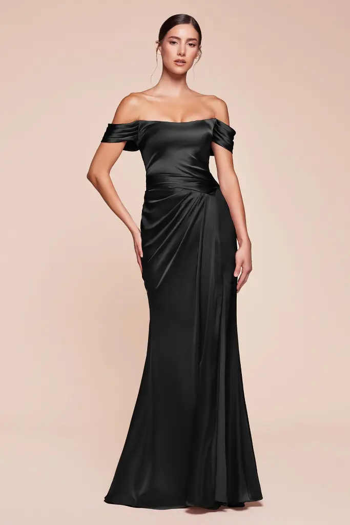 Robe longue en satin à épaules dénudées et dos lacé