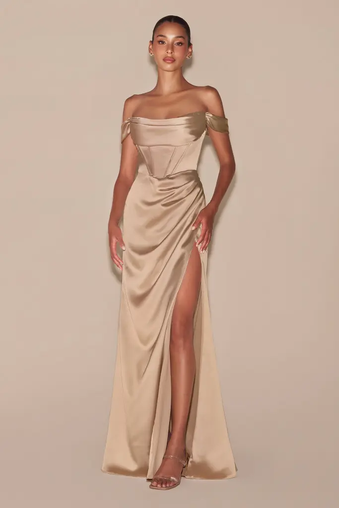 Robe longue en satin à épaules dénudées et encolure drapée