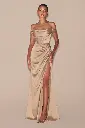 Robe longue en satin à épaules dénudées et encolure drapée