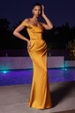 Robe longue en satin à épaules dénudées et encolure drapée