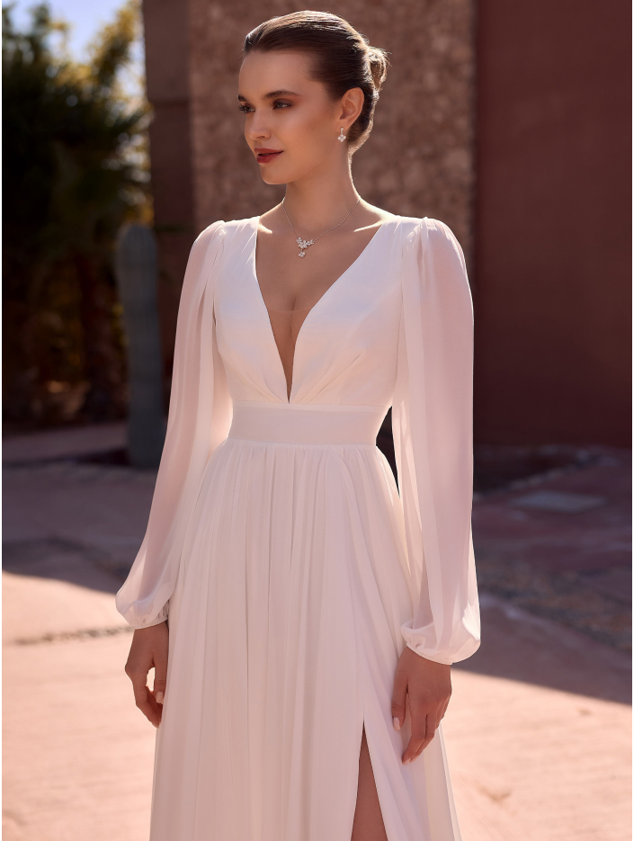 Robe de mariée en mousseline à manches longues et décolleté en V