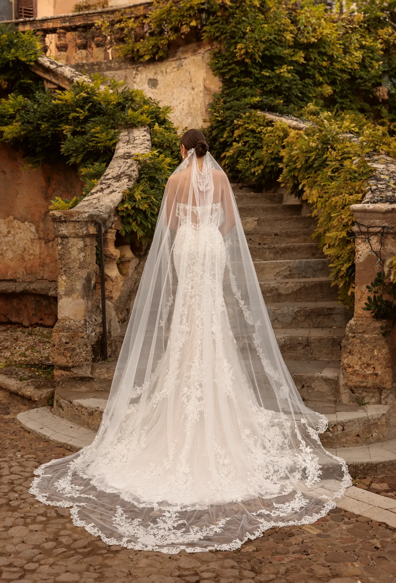 Voile-cape en tulle brodé de dentelle
