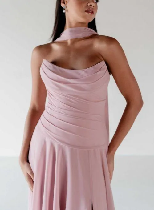 Robe longue en mousseline à corsage drapé et taille asymétrique – 22328