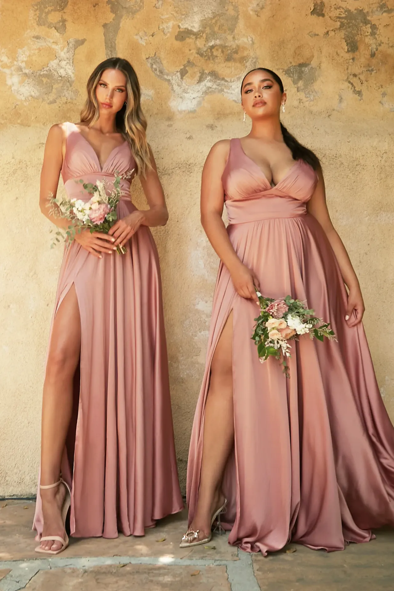 Robe longue en satin à décolleté plongeant et taille empire - 7469